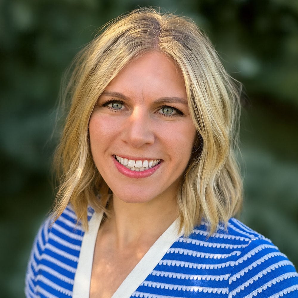 se-lindsey-tucker-headshot-blurred-web-size