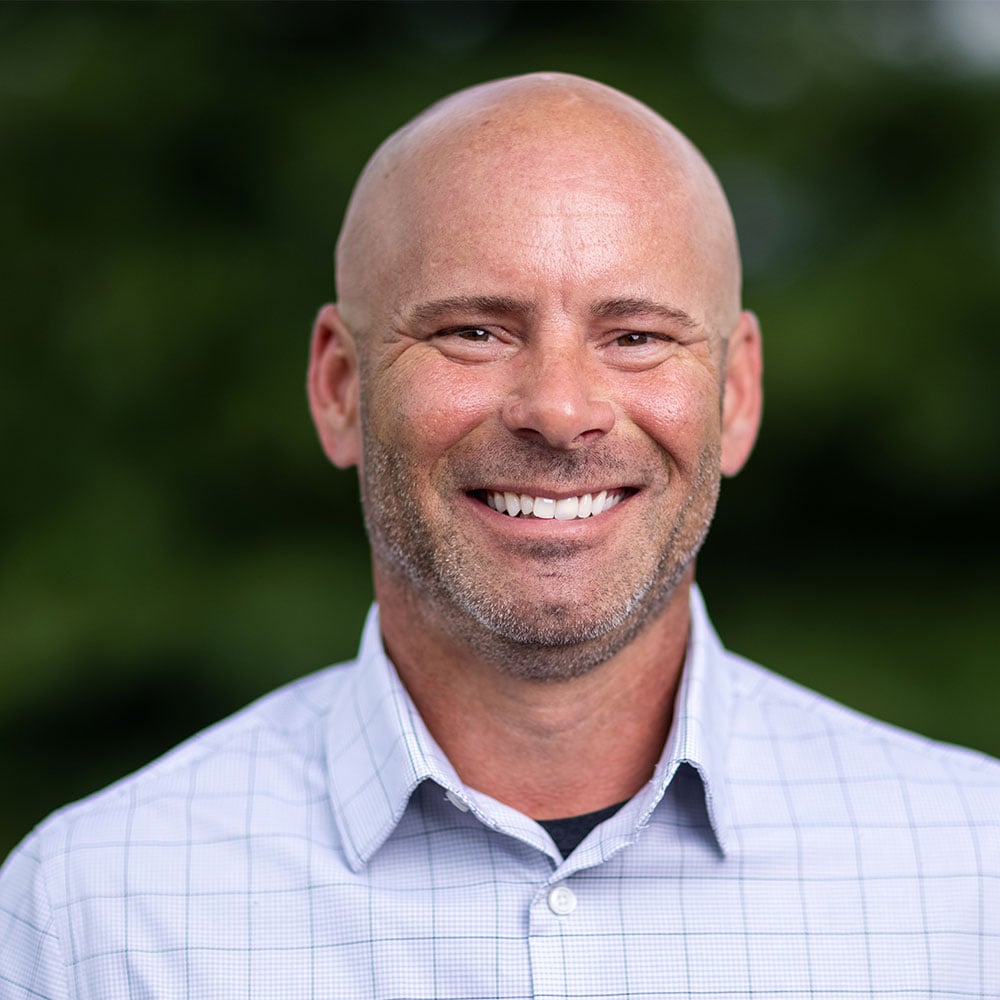 se-travis-deblois-headshot-website